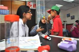 Pegawai Farmasi sedang memberi kaunseling semasa MTAC respiratori kepada pesakit