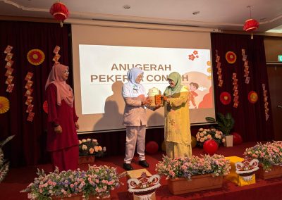 penyampaian hadiah 1